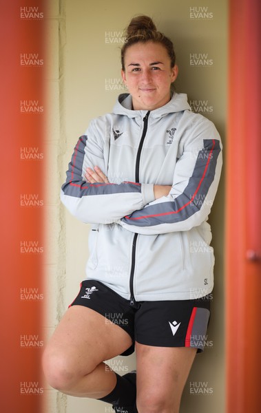 141022 - Wales Women Rugby Training Session - Wales captain Siwan Lillicrap ahead of the Women’s Rugby World Cup match against New Zealand