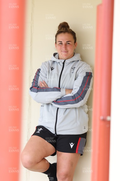 141022 - Wales Women Rugby Training Session - Wales captain Siwan Lillicrap ahead of the Women’s Rugby World Cup match against New Zealand