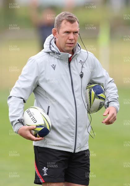 141022 - Wales Women Rugby Training Session - Wales head coach Ioan Cunningham during training ahead of the Women’s Rugby World Cup match against New Zealand