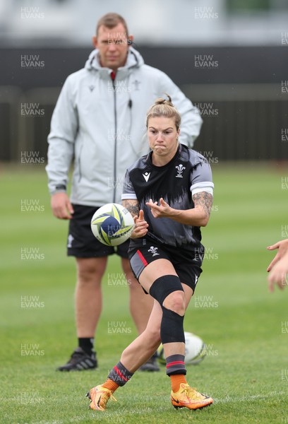 141022 - Wales Women Rugby Training Session - Wales’ head coach Ioan Cunningham watches Keira Bevan during training ahead of the Women’s Rugby World Cup match against New Zealand
