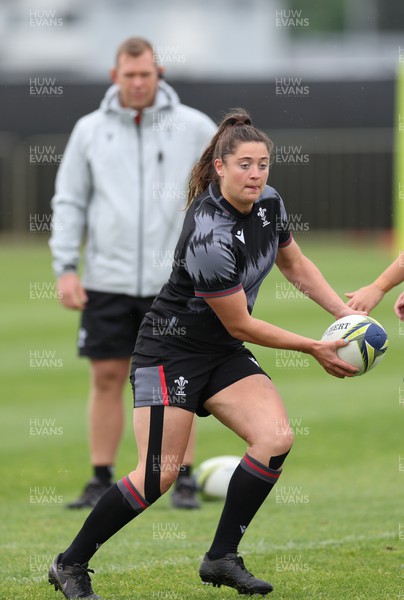 141022 - Wales Women Rugby Training Session - Wales’ head coach Ioan Cunningham watches Robyn Wilkins during training ahead of the Women’s Rugby World Cup match against New Zealand