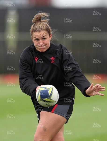 141022 - Wales Women Rugby Training Session - Wales’ Siwan Lillicrap during training ahead of the Women’s Rugby World Cup match against New Zealand