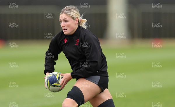 141022 - Wales Women Rugby Training Session - Wales’ Alex Callender during training ahead of the Women’s Rugby World Cup match against New Zealand