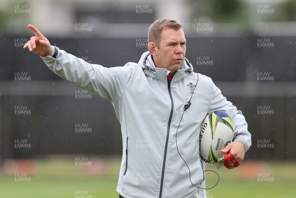 141022 - Wales Women Rugby Training Session - Wales head coach Ioan Cunningham during training ahead of the Women’s Rugby World Cup match against New Zealand