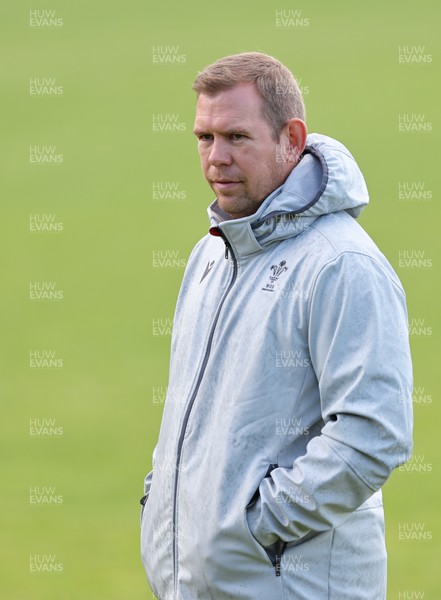 191022 - Wales Women Rugby Training Session - Wales head coach Ioan Cunningham during training ahead of their Women’s Rugby World Cup match against Australia