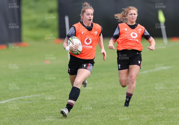 191022 - Wales Women Rugby Training Session - Wales’s Lisa Neumann breaks as Niamh Terry looks on during training ahead of their Women’s Rugby World Cup match against Australia
