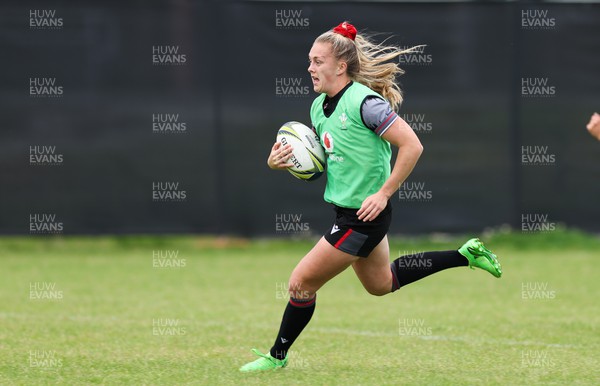 201022 - Wales Women Rugby Training Session - Wales’ Hannah Jones during training ahead of their Women’s Rugby World Cup match against Australia