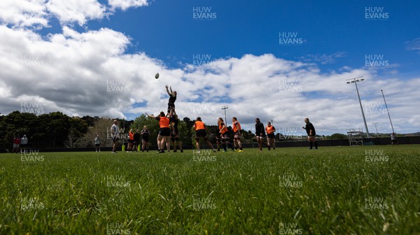 201022 - Wales Women Rugby Training Session - The Wales squad run through lineout drills during training ahead of their Women’s Rugby World Cup match against Australia