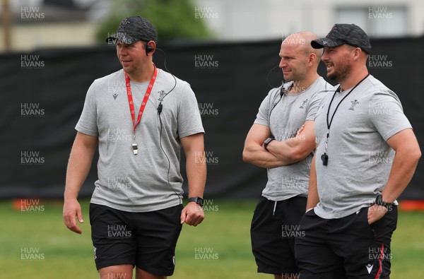 251022 - Wales Women Rugby Training Session - Wales head coach Ioan Cunningham, left, attack coach Richard Whiffin , centre, and forwards coach Mike Hill, during training ahead of their Women’s Rugby World Cup Quarter Final against New Zealand