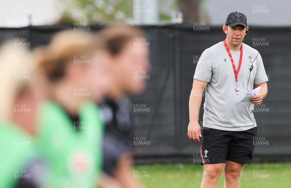 251022 - Wales Women Rugby Training Session - Wales head coach Ioan Cunningham looks on during training ahead of the Women’s Rugby World Cup Quarter Final against New Zealand