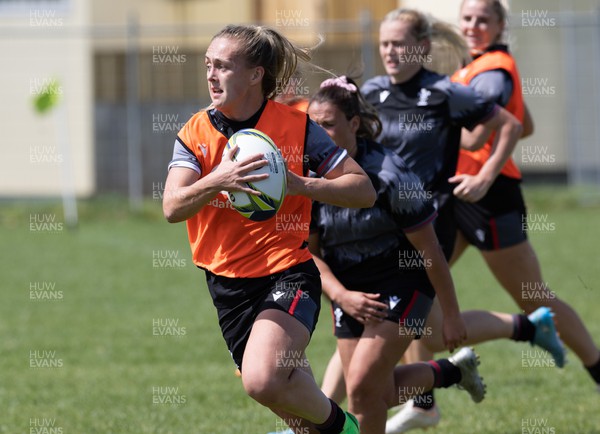 271022 - Wales Women Rugby Training Session - Hannah Jones of Wales during a training session ahead of the Women’s Rugby World Cup Quarter Final against New Zealand