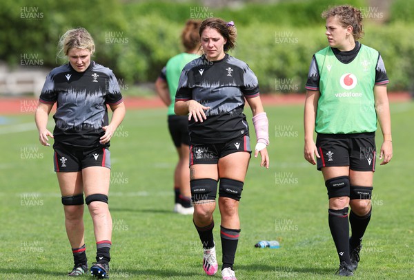 280922 - Wales Women Rugby Training Session - Wales’ Alex Callender, Georgia Evans and Natalia John during a training session in Auckland ahead of the start of the Women’s Rugby World Cup