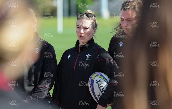 201023 - Walkthrough Session - Keira Bevan speaks to her Wales team mates during a walkthrough ahead of their first WXV1 match against Canada