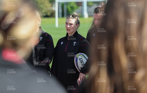 201023 - Walkthrough Session - Keira Bevan speaks to her Wales team mates during a walkthrough ahead of their first WXV1 match against Canada
