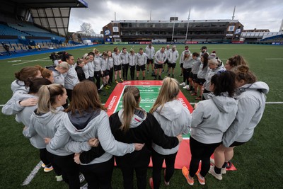 240323 - Wales Woman Rugby - The Wales Women’s team huddle together at Cardiff Arms Park during Captains Walkthrough and kicking practice ahead of the opening Women’s 6 Nations match against Ireland