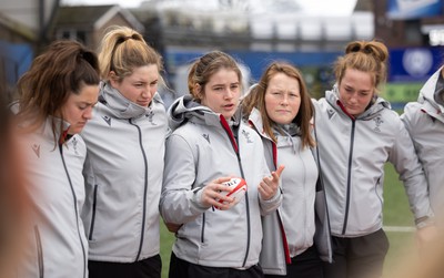 240323 - Wales Woman Rugby - Bethan Lewis speaks to the team during Captains Walkthrough and kicking practice ahead of the opening Women’s 6 Nations match against Ireland