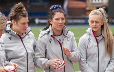 240323 - Wales Woman Rugby - Georgia Evans speaks to the team during Captains Walkthrough and kicking practice ahead of the opening Women’s 6 Nations match against Ireland