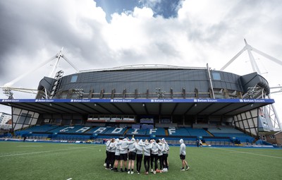 240323 - Wales Woman Rugby - The Wales Women’s team huddle together at Cardiff Arms Park during Captains Walkthrough and kicking practice ahead of the opening Women’s 6 Nations match against Ireland