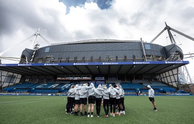 240323 - Wales Woman Rugby - The Wales Women’s team huddle together at Cardiff Arms Park during Captains Walkthrough and kicking practice ahead of the opening Women’s 6 Nations match against Ireland