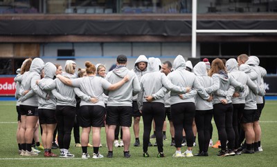 240323 - Wales Woman Rugby - The Wales Women’s team huddle together at Cardiff Arms Park during Captains Walkthrough and kicking practice ahead of the opening Women’s 6 Nations match against Ireland