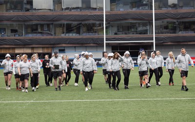 240323 - Wales Woman Rugby - The Wales Women’s team at Cardiff Arms Park during Captains Walkthrough and kicking practice ahead of the opening Women’s 6 Nations match against Ireland