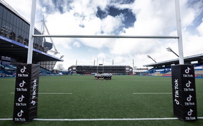 240323 - Wales Woman Rugby - The Wales Women’s team huddle together at Cardiff Arms Park during Captains Walkthrough and kicking practice ahead of the opening Women’s 6 Nations match against Ireland