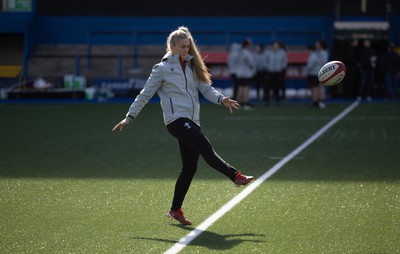 240323 - Wales Woman Rugby - Hannah Jones during Captains Walkthrough and kicking practice ahead of the opening Women’s 6 Nations match against Ireland