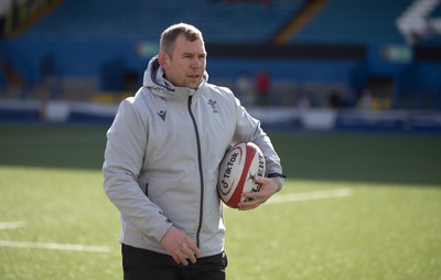 240323 - Wales Woman Rugby - Head coach Ioan Cunningham during Captains Walkthrough and kicking practice ahead of the opening Women’s 6 Nations match against Ireland