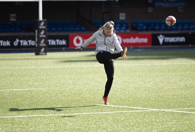 240323 - Wales Woman Rugby - Hannah Jones during Captains Walkthrough and kicking practice ahead of the opening Women’s 6 Nations match against Ireland