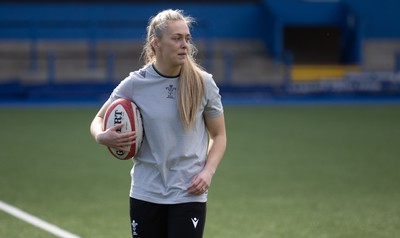 240323 - Wales Woman Rugby - Hannah Jones during Captains Walkthrough and kicking practice ahead of the opening Women’s 6 Nations match against Ireland