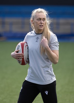 240323 - Wales Woman Rugby - Hannah Jones during Captains Walkthrough and kicking practice ahead of the opening Women’s 6 Nations match against Ireland