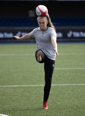 240323 - Wales Woman Rugby - Hannah Jones during Captains Walkthrough and kicking practice ahead of the opening Women’s 6 Nations match against Ireland