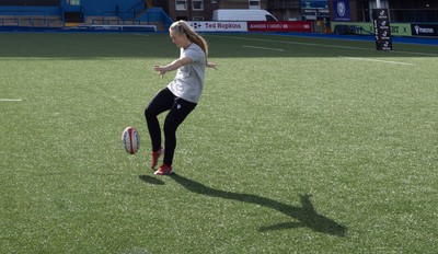 240323 - Wales Woman Rugby - Hannah Jones during Captains Walkthrough and kicking practice ahead of the opening Women’s 6 Nations match against Ireland