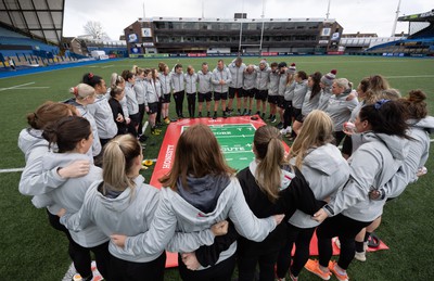 240323 - Wales Woman Rugby - The Wales Women’s team huddle together at Cardiff Arms Park during Captains Walkthrough and kicking practice ahead of the opening Women’s 6 Nations match against Ireland