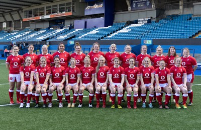 240323 - Wales Woman Rugby - The Wales Women match day squad pose for a team photograph during Captains Walkthrough and kicking practice ahead of the opening Women’s 6 Nations match against Ireland