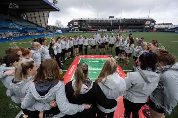 240323 - Wales Woman Rugby - The Wales Women’s team huddle together at Cardiff Arms Park during Captains Walkthrough and kicking practice ahead of the opening Women’s 6 Nations match against Ireland