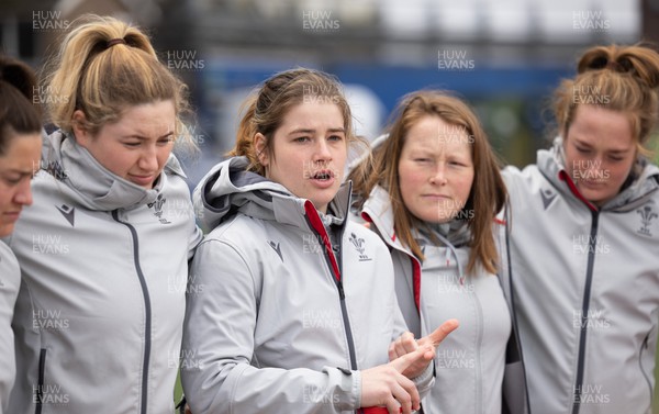 240323 - Wales Woman Rugby - Bethan Lewis speaks to the team during Captains Walkthrough and kicking practice ahead of the opening Women’s 6 Nations match against Ireland