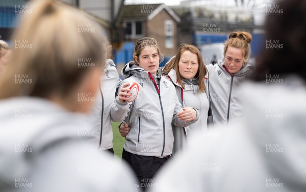 240323 - Wales Woman Rugby - Bethan Lewis speaks to the team during Captains Walkthrough and kicking practice ahead of the opening Women’s 6 Nations match against Ireland