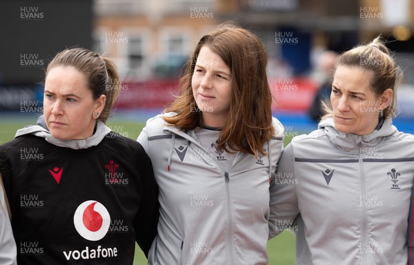 240323 - Wales Woman Rugby - Kate Williams, centre, with Kat Evans, left and Kerin Lake during Captains Walkthrough and kicking practice ahead of the opening Women’s 6 Nations match against Ireland