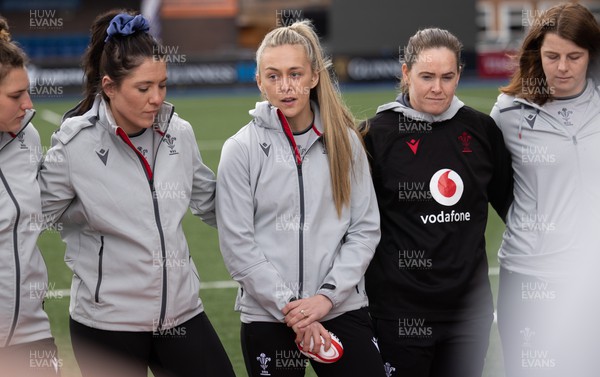 240323 - Wales Woman Rugby - Hannah Jones speaks to the team during Captains Walkthrough and kicking practice ahead of the opening Women’s 6 Nations match against Ireland