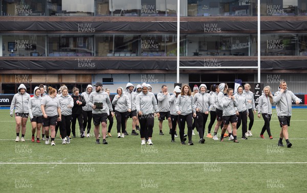 240323 - Wales Woman Rugby - The Wales Women’s team at Cardiff Arms Park during Captains Walkthrough and kicking practice ahead of the opening Women’s 6 Nations match against Ireland