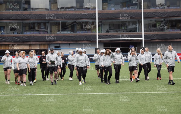 240323 - Wales Woman Rugby - The Wales Women’s team at Cardiff Arms Park during Captains Walkthrough and kicking practice ahead of the opening Women’s 6 Nations match against Ireland