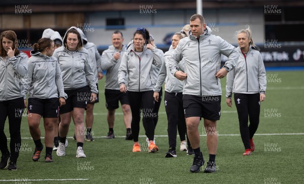 240323 - Wales Woman Rugby - Head coach Ioan Cunningham and the Wales Women’s team at Cardiff Arms Park during Captains Walkthrough and kicking practice ahead of the opening Women’s 6 Nations match against Ireland