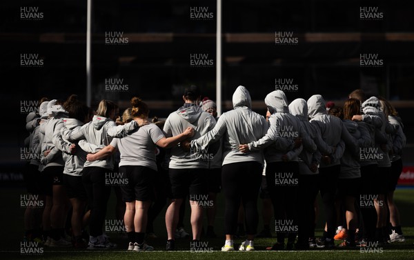 240323 - Wales Woman Rugby - The Wales Women’s team huddle together at Cardiff Arms Park during Captains Walkthrough and kicking practice ahead of the opening Women’s 6 Nations match against Ireland