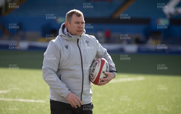240323 - Wales Woman Rugby - Head coach Ioan Cunningham during Captains Walkthrough and kicking practice ahead of the opening Women’s 6 Nations match against Ireland