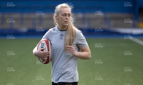 240323 - Wales Woman Rugby - Hannah Jones during Captains Walkthrough and kicking practice ahead of the opening Women’s 6 Nations match against Ireland