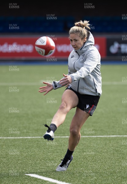 240323 - Wales Woman Rugby - Elinor Snowsill during Captains Walkthrough and kicking practice ahead of the opening Women’s 6 Nations match against Ireland