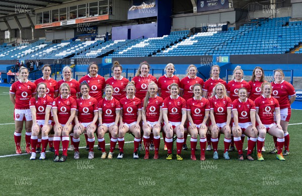 240323 - Wales Woman Rugby - The Wales Women match day squad pose for a team photograph during Captains Walkthrough and kicking practice ahead of the opening Women’s 6 Nations match against Ireland