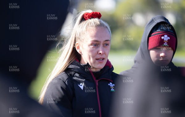 271023 - Wales Women Rugby Team Walkthrough - Captain Hannah Jones speaks to the team during the Wales Women’s rugby squad walkthrough ahead of Wales’ WXV1 match against New Zealand in Dunedin 