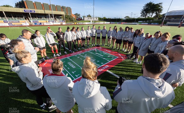 290923 - Wales Women Rugby Walkthrough and Kickers Session - The Wales Women team during a walkthrough at Stadiwm CSM ahead of their match against USA